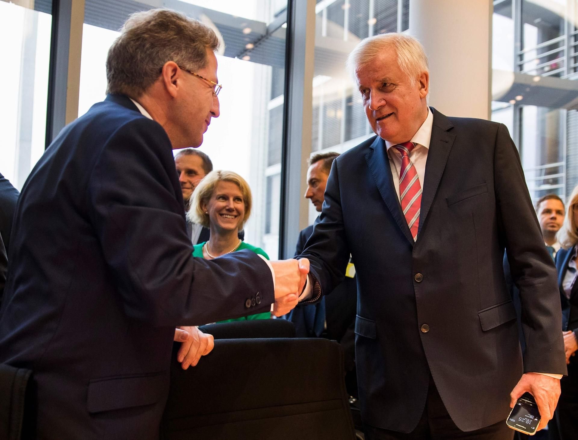 Hans-Georg Maaßen, Präsident des Bundesamts für Verfassungsschutz, und Bundesinnenminister Horst Seehofer, reichen sich die Hände.