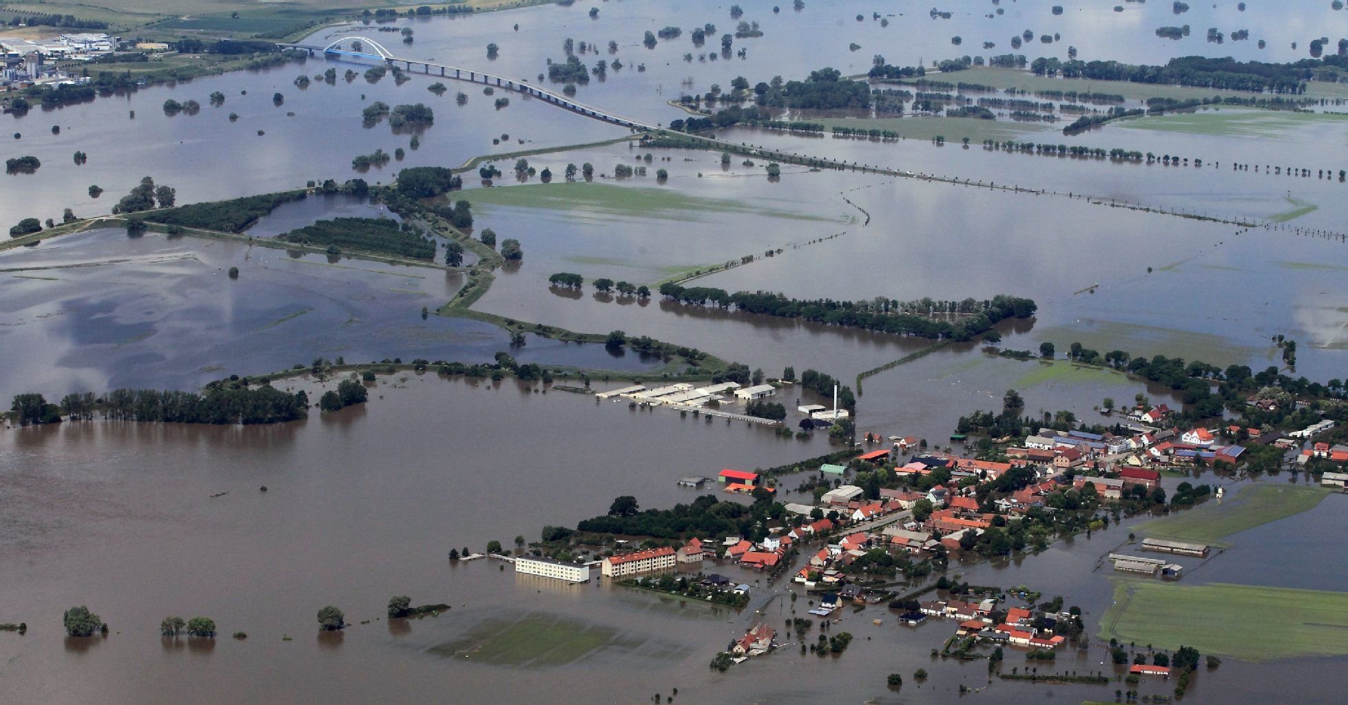 Das Hochwasser der Elbe hat das Dorf Fischbeck im Kreis Stendal überflutet.
