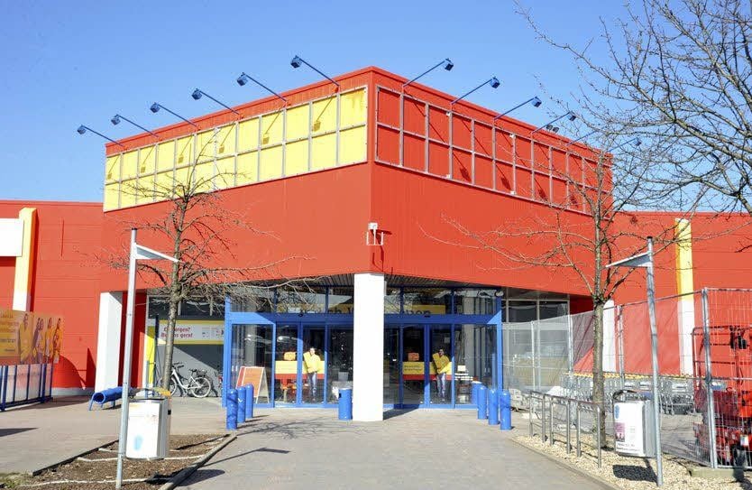 Der Baumarkt wurde bereits rot angestrichen.
