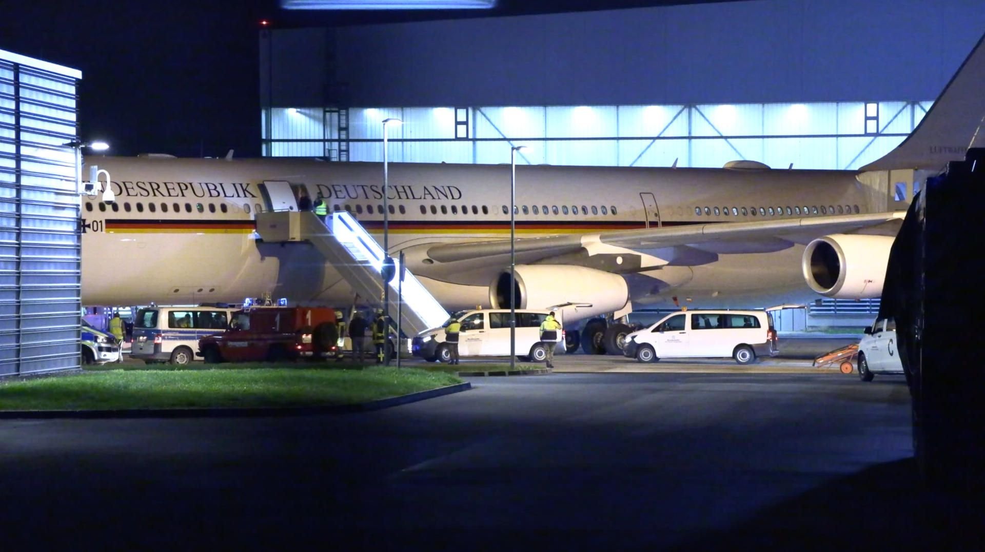 Der Regierungs-Airbus steht nach der Landung am Flughafen Köln/Bonn.