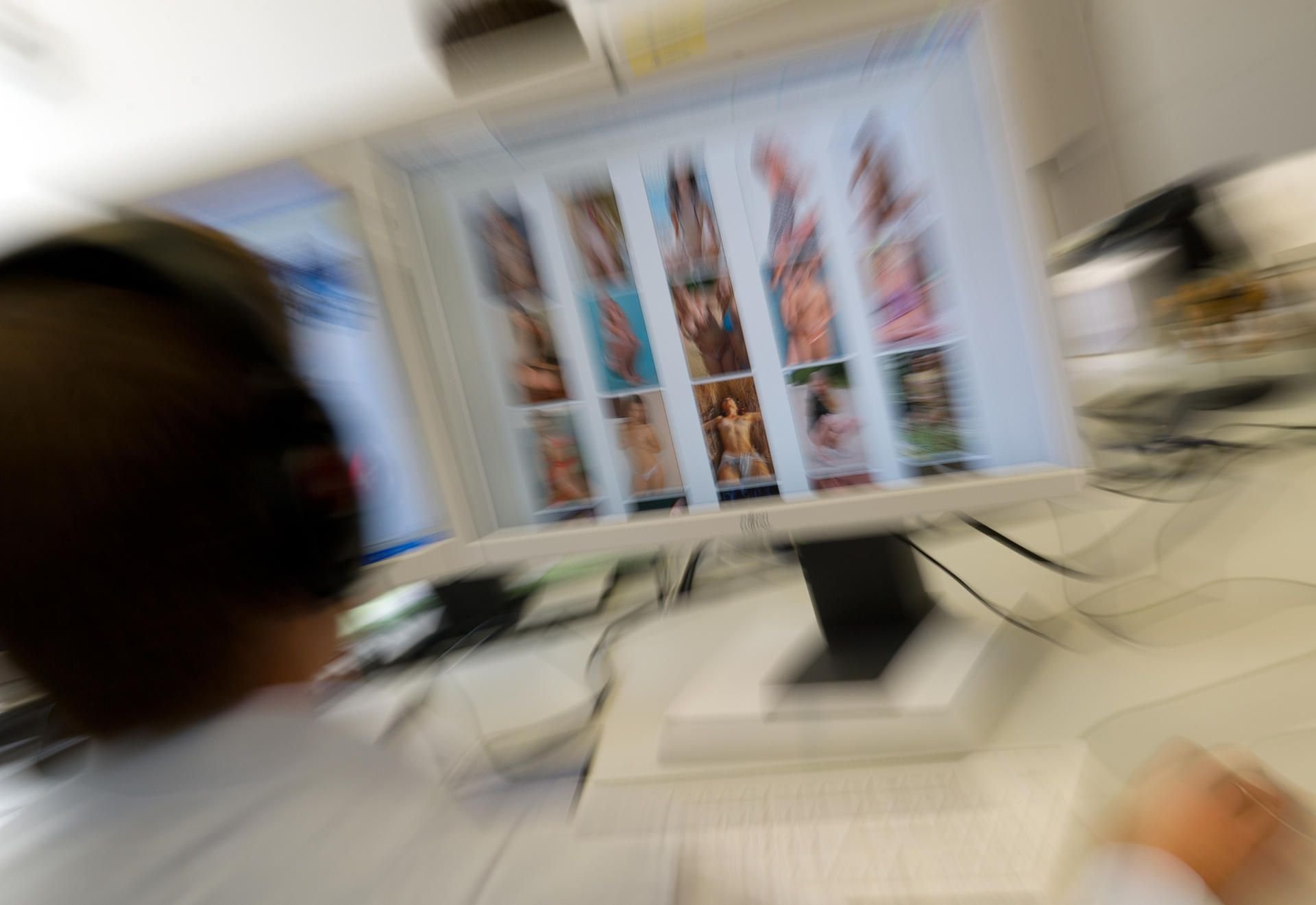 Auch wenn es nur sein sollte, um sich einen Spaß mit Kollegen zu erlauben – pornographische Inhalte gehören nicht an den Arbeitsplatz.