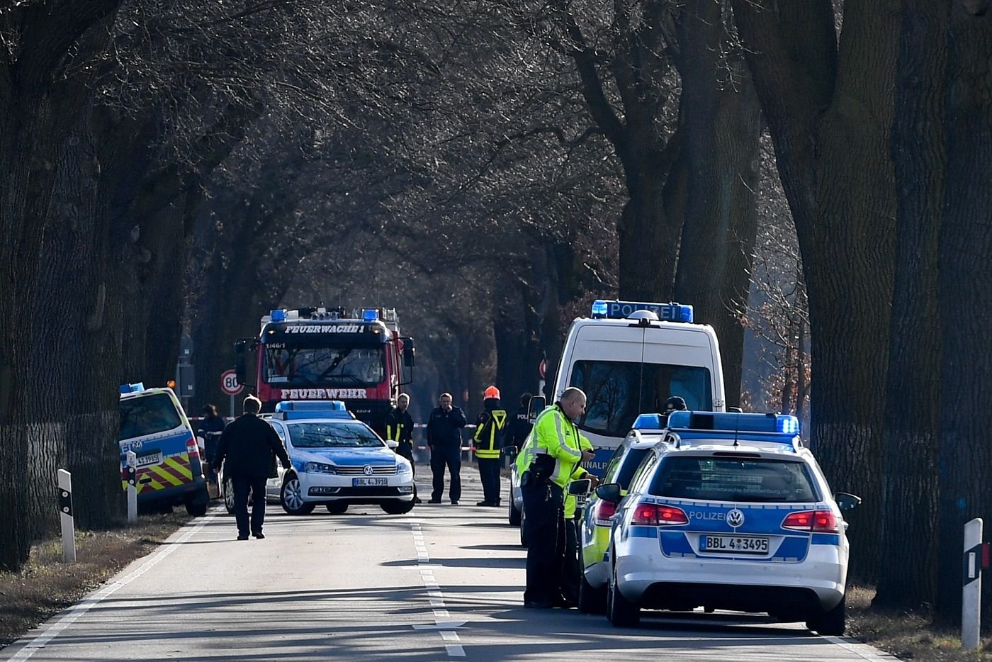 Polizeifahrzeuge sperren am 28.02.2017 die B87 zwischen Oegeln und Beeskow (Brandenburg) ab. Hier wurden bei der Flucht von einem Tatort zwei Polizisten überfahren und getötet.