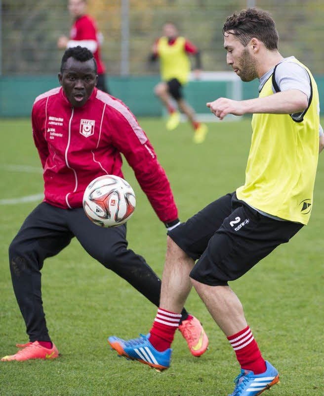 Patrick Mouaya (l.), hier im Duell mit Aykut Öztürk, glaubt nicht, dass er im Winter gehen muss.