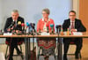 Sachsen-Anhalts Innenminister Holger Stahlknecht (CDU, l-r), Sachsen-Anhalts Justizministerin Anne-Marie Keding und der Leitende Staatsanwalt Dr. Horst Nopens sitzen im Innenministerium während der Pressekonferenz