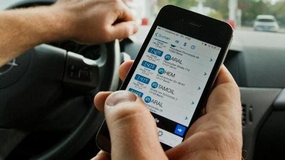 Rund ein Viertel der Autofahrer nutzt das Handy auch am Steuer. Wer sich öfter erwischen lässt, riskiert ein Fahrverbot.