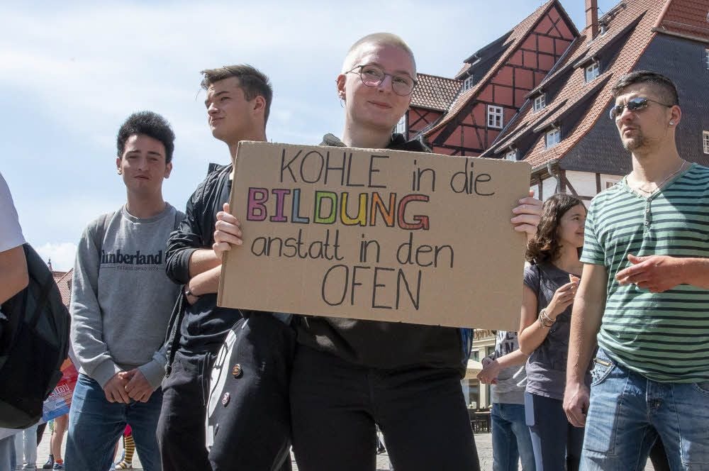 Mit prägnanten Sprüchen auf Papptafeln und Transparenten verleihen rund 100 junge Demonstranten ihren Forderungen Nachdruck.