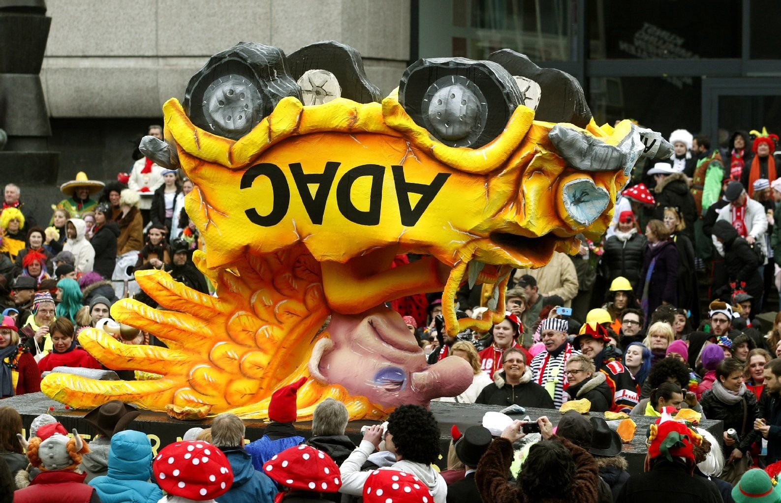 Niedergang einer Institution: Ein politischer Motivwagen um die ADAC-Affäre fährt 2014 auf dem Rosenmontagszug in Düsseldorf.