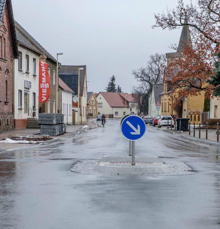 Halbzeit in Trebitz bei der Sanierung der Bundesstraße B 182. Hier ist die neue Querungshilfe zu sehen.
