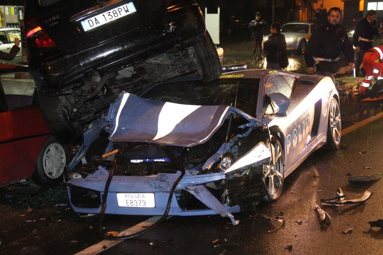 Ein Lamborghini Gallardo der italienischen Polizei wurde bei einem Unfall 2009 zerstört.