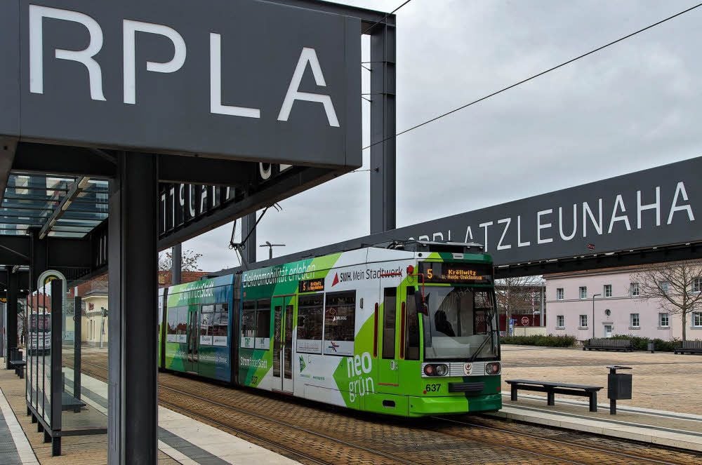 Eine Bahn der Linie 5 ist in Leuna auf dem Weg von Bad Dürrenberg in Richtung Halle. Die Strecke zählt zu den längsten Überlandlinien Europas.