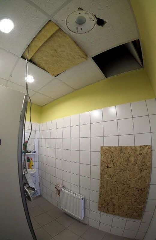 Blick in den Sanitärraum des Friseursalons. Der Mauerdurchbruch ist provisorisch repariert.