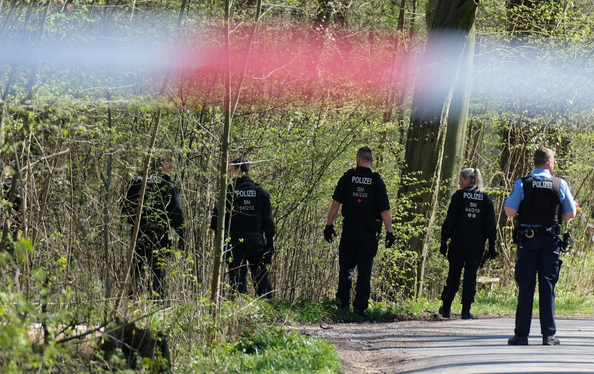 Eine junge Mutter wurde im Leipziger Auwald von hinten attackiert und schwer verletzt als sie mit ihrem Baby spazieren ging. Zwei Tage später starb die 37-Jährige an ihren Verletzungen im Krankenhaus.
