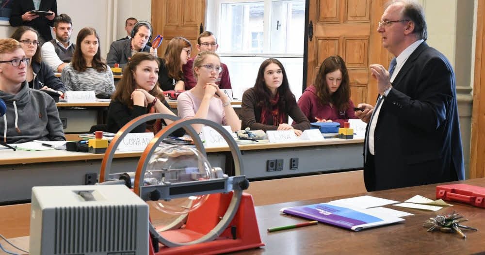 Eine Elektronenstrahlröhre, ein prominenter Doktor der Physik und 18 Schüler: Das ist die Versuchsanordnung am Mittwochmorgen in der Landesschule Pforta.