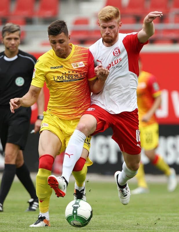 Der 29-jährige Mathias Fetsch (r.) soll die Offensive beim HFC stärken.