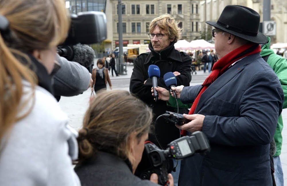 Halle im November 2013: Stephan Ludwig (Mitte) bei „Zorn“-Dreharbeiten auf dem Marktplatz