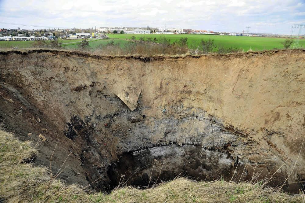 Seit dem Erdfall im März 2010 auf der Mülldeponie bei Bernburg klafft der rund 40 Meter tiefe Krater in der Erde. Entstanden ist er durch Hohlräume im Erdreich.