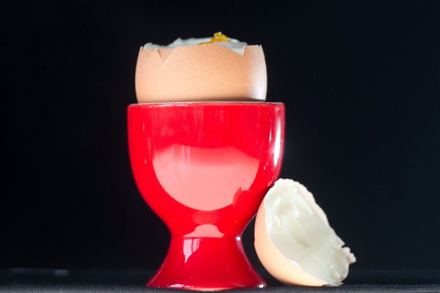 Das Frühstücks-Ei ohne Salz essen? Schwer vorstellbar. Trotzdem sollte der Salzkonsum nicht mehr als sechs Gramm pro Tag betragen.