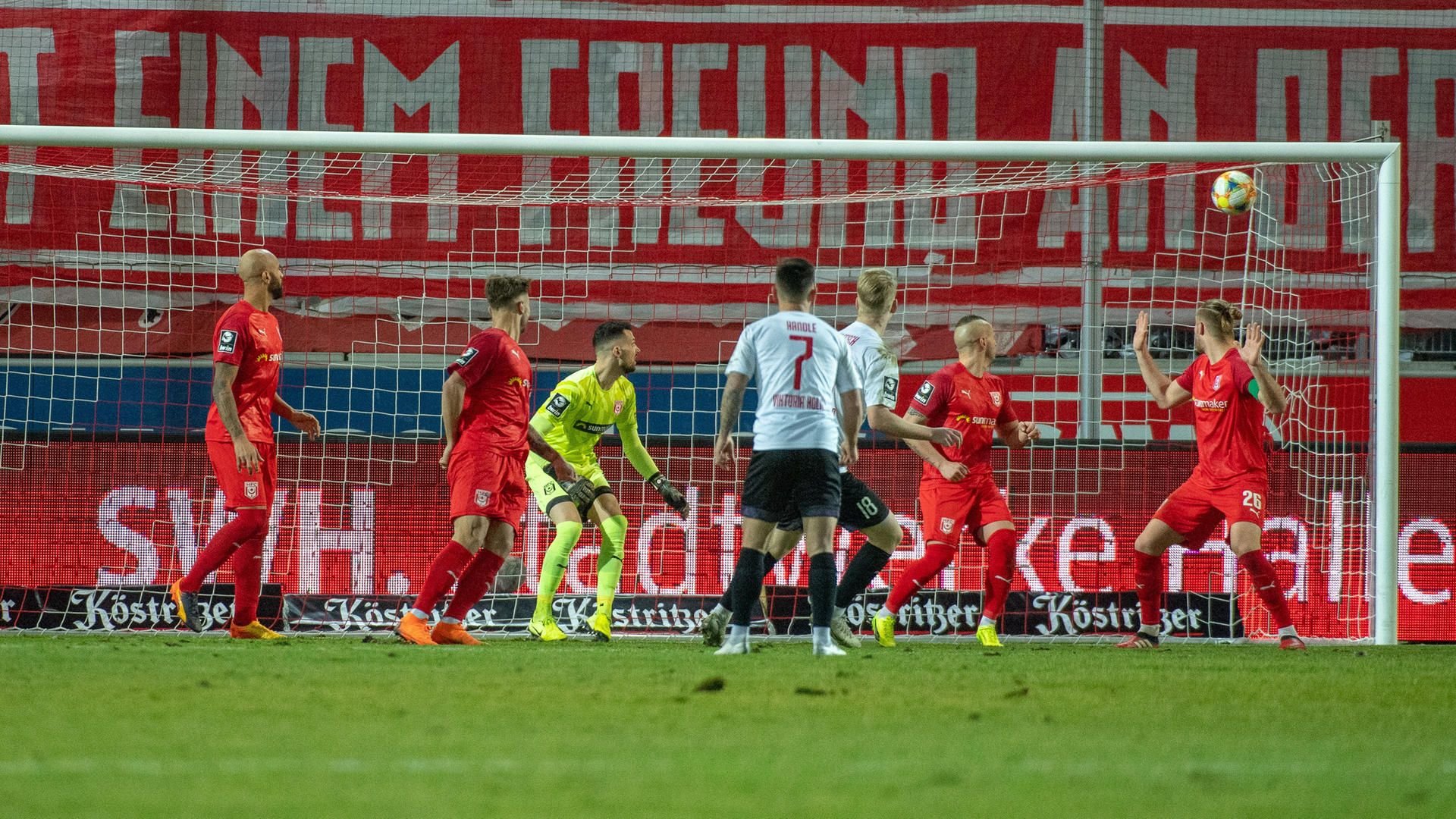 Da können die Hallenser nur zuschauen: Der Ball schlägt zum 2:0 für Viktoria Köln ins HFC-Tor ein.