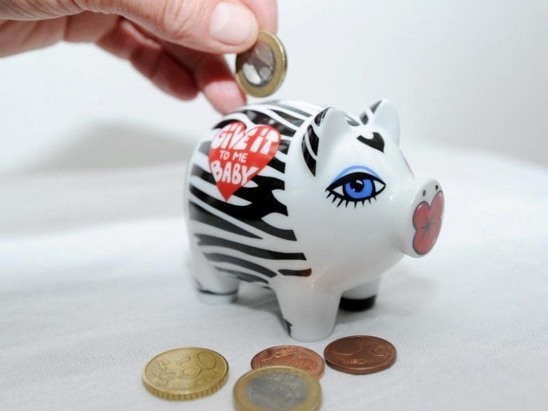 „Gib's mir, Baby“ steht auf dem Sparschwein. Tatsächlich kann man sein Geld aber besser anlegen - zum Beispiel mittels Tagesgeldkonto oder Banksparplan.