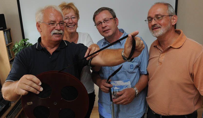 Die Vereinsmitglieder Ralf und Martina Matuschek, Thomas Weber und Peter Mansfeld (von links) suchen alte Filme und Fotos.