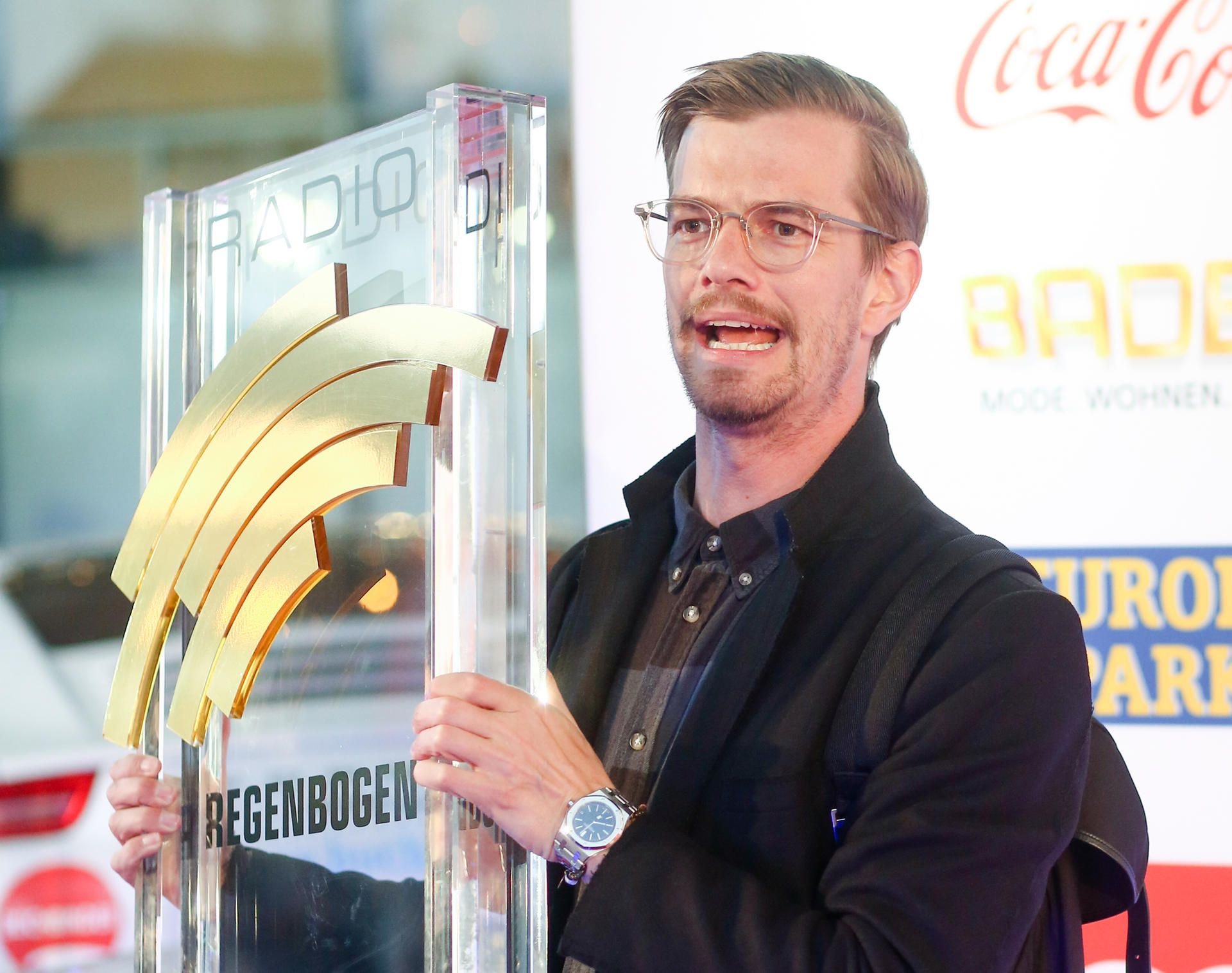 TV-Moderator Joko Winterscheid bekam am Freitagabend den Radio Regenbogen Award verliehen.