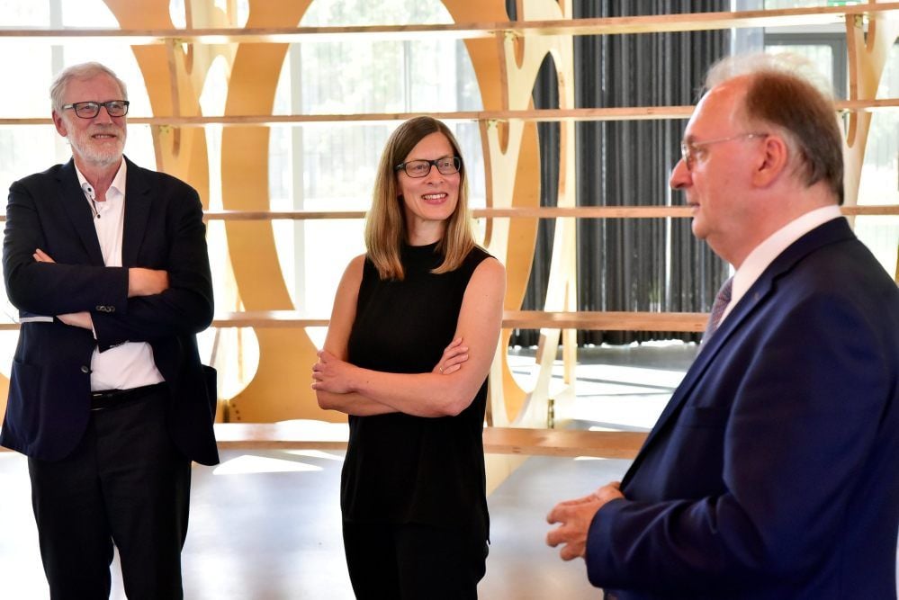 Ministerpräsident Reiner Haseloff (r.) und Staatsminister Rainer Robra verabschieden Claudia Perren.