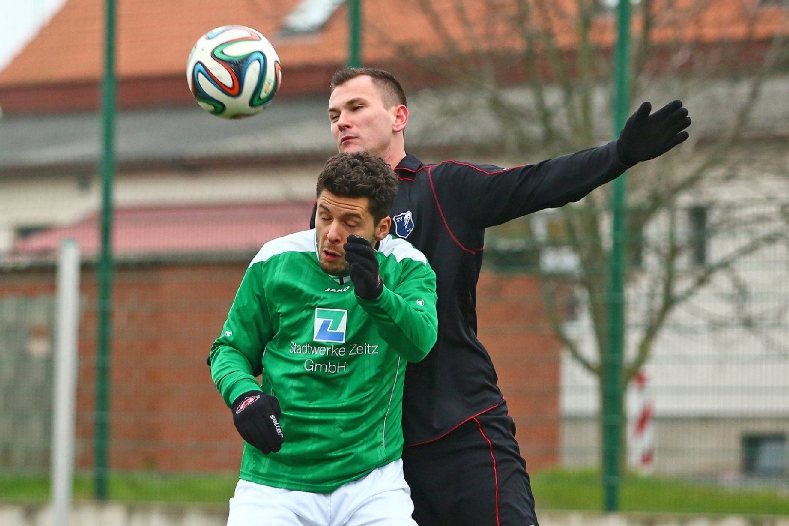 Der Zeitzer Vladimir Penev (vorn) beim Kopfballduell.