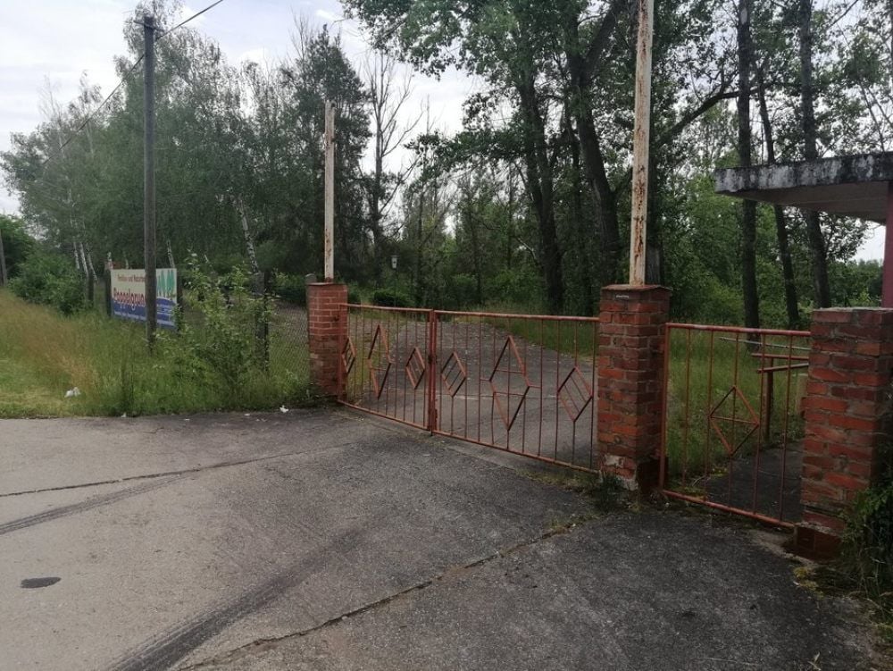 Nicht besonders einladend wirkt das geschlossene Freibad Pappelgrund in Teutschenthal. Nun wurde dem Pächter des Bades von der Gemeinde gekündigt.