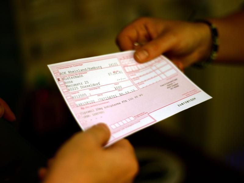 Rosa Rezepte gibt es für Arzneien, die von der gesetzlichen Krankenkasse übernommen werden. Zuzahlen müssen Patienten häufig trotzdem.