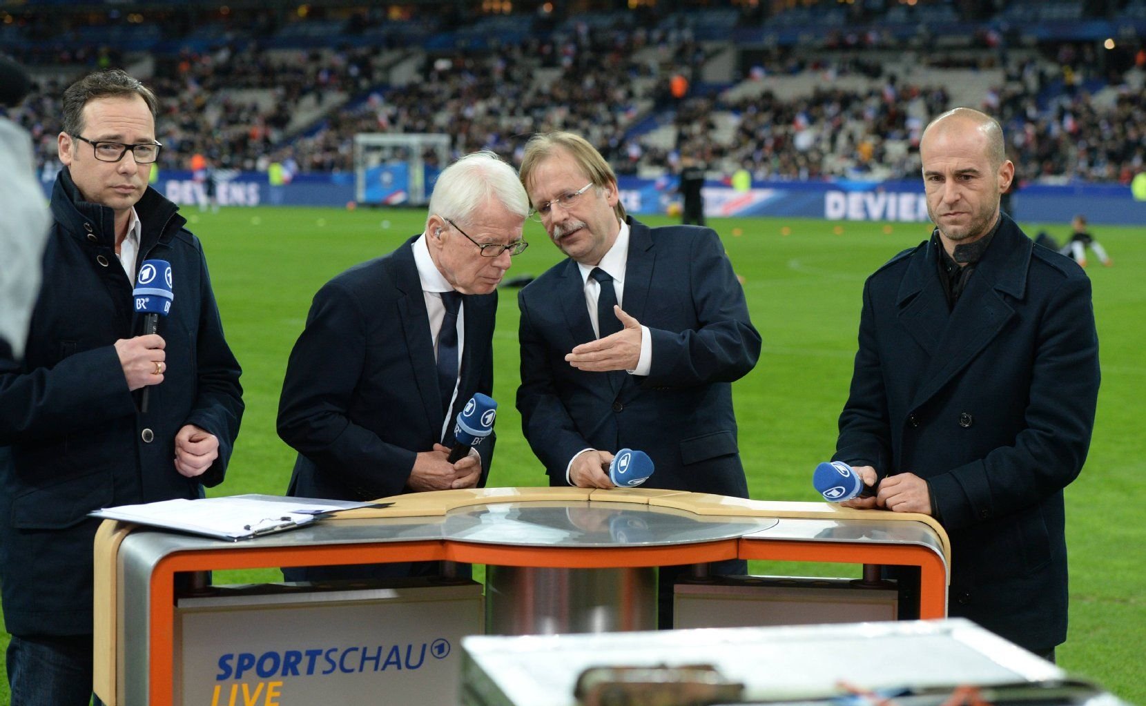 Matthias Opdenhövel, DFB-Interims-Präsident Reinhard Rauball, DFB-Interims-Präsident Rainer Koch und Mehmet Scholl im Interview der ARD