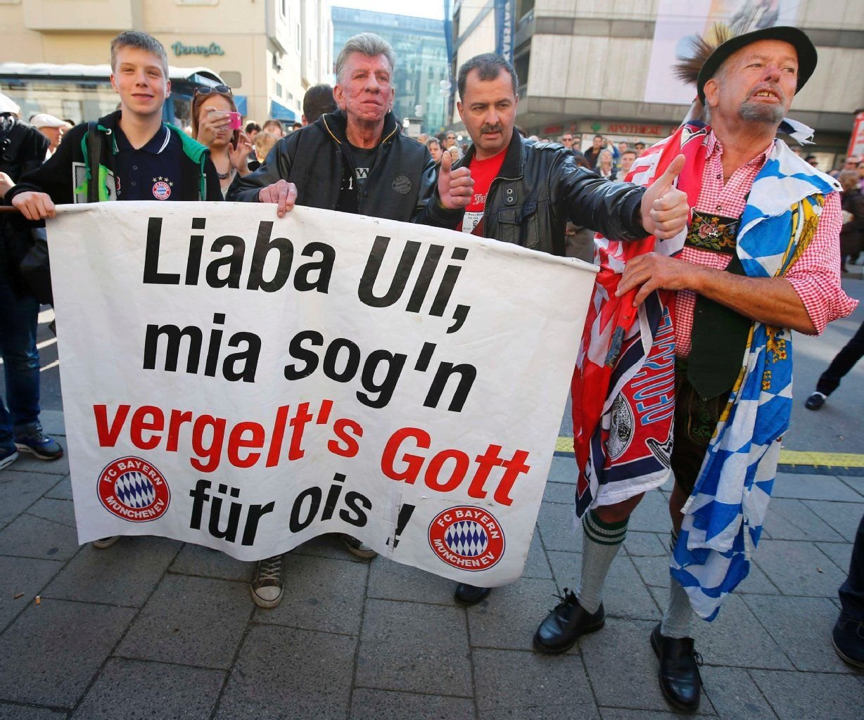 Anhänger des FC Bayern machen vor dem Justizpalast Stimmung.