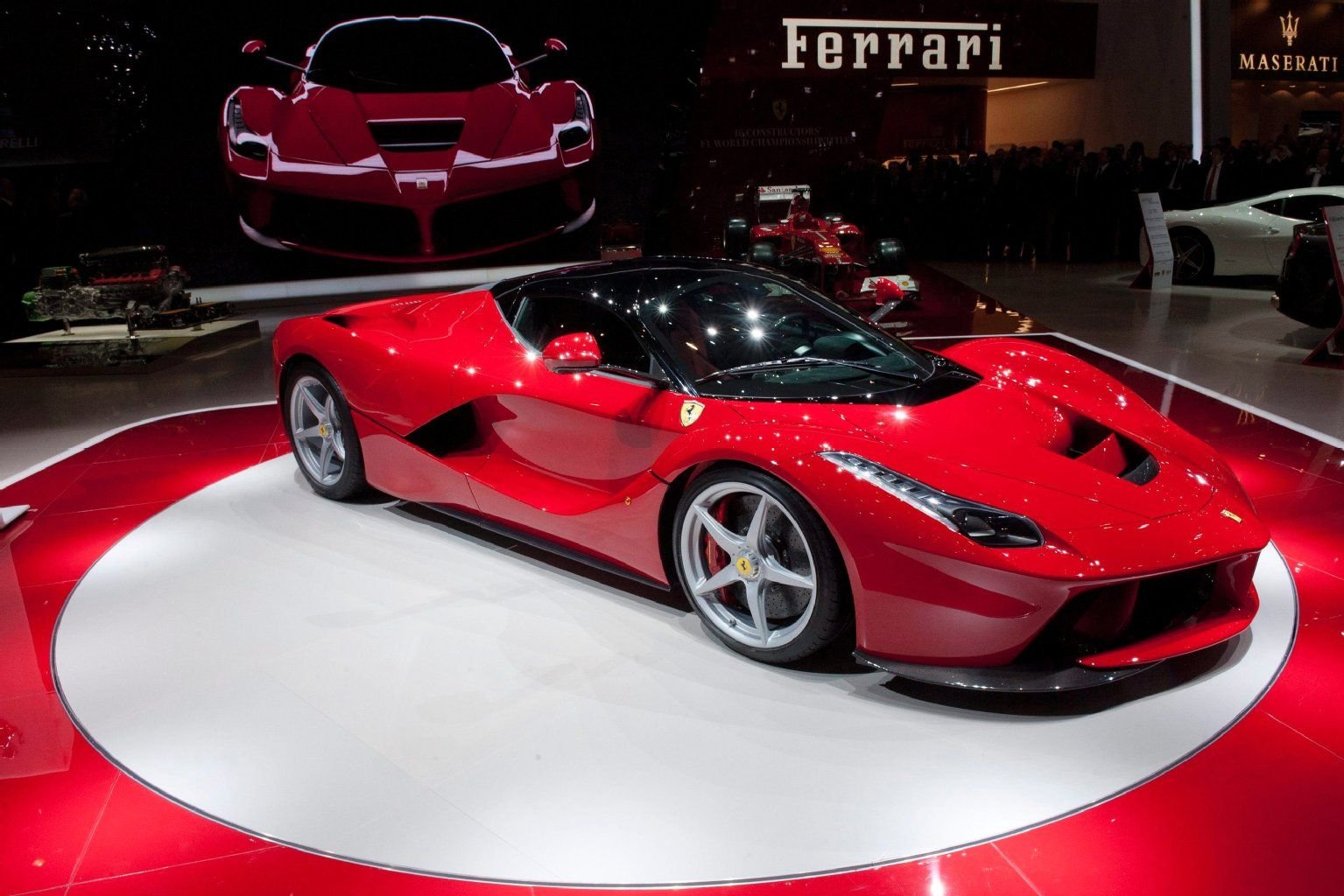 Der Ferrari Enzo bekommt einen würdigen Nachfolger. In Genf hat der Sportwagenhersteller sein neues Flaggschiff „LaFerrari“ präsentiert.