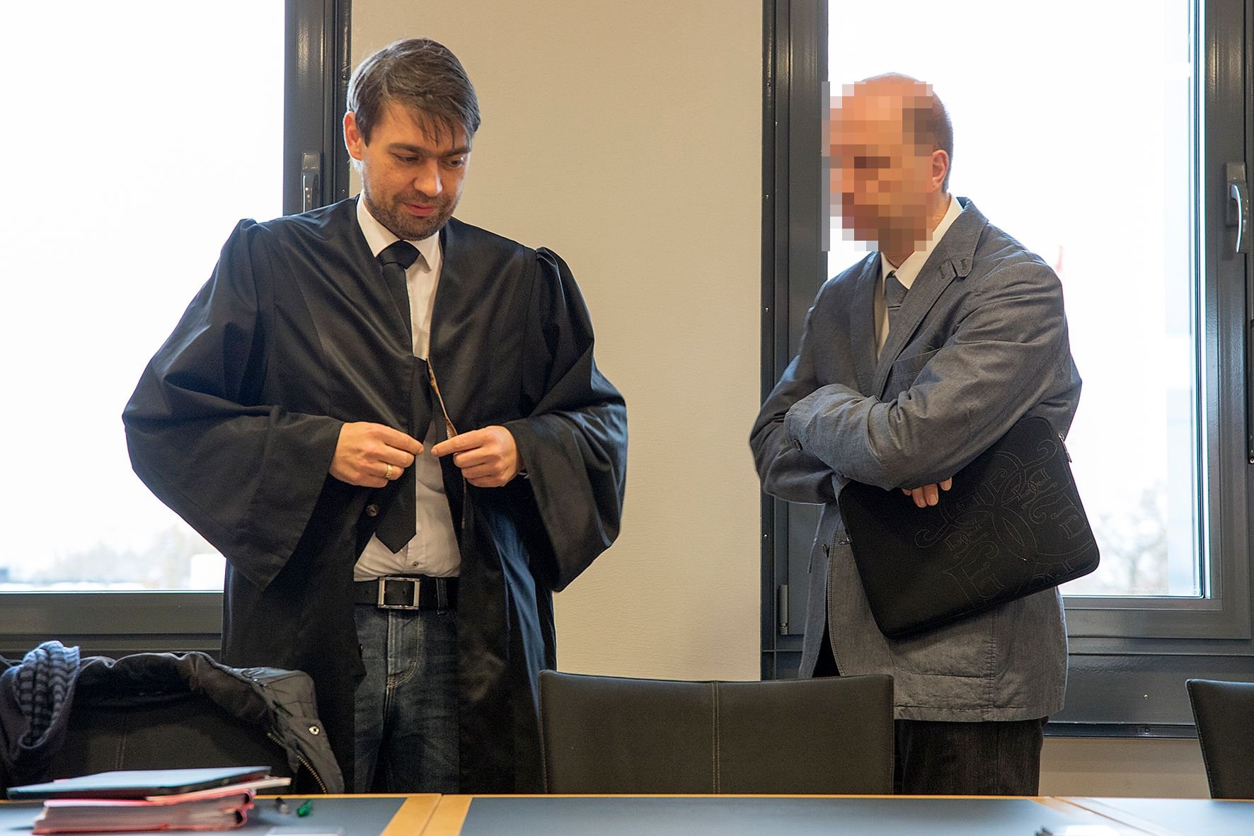 Der Arzt Stefan R. mit seinem Anwalt Rouven Colbatz im Landgericht Magdeburg