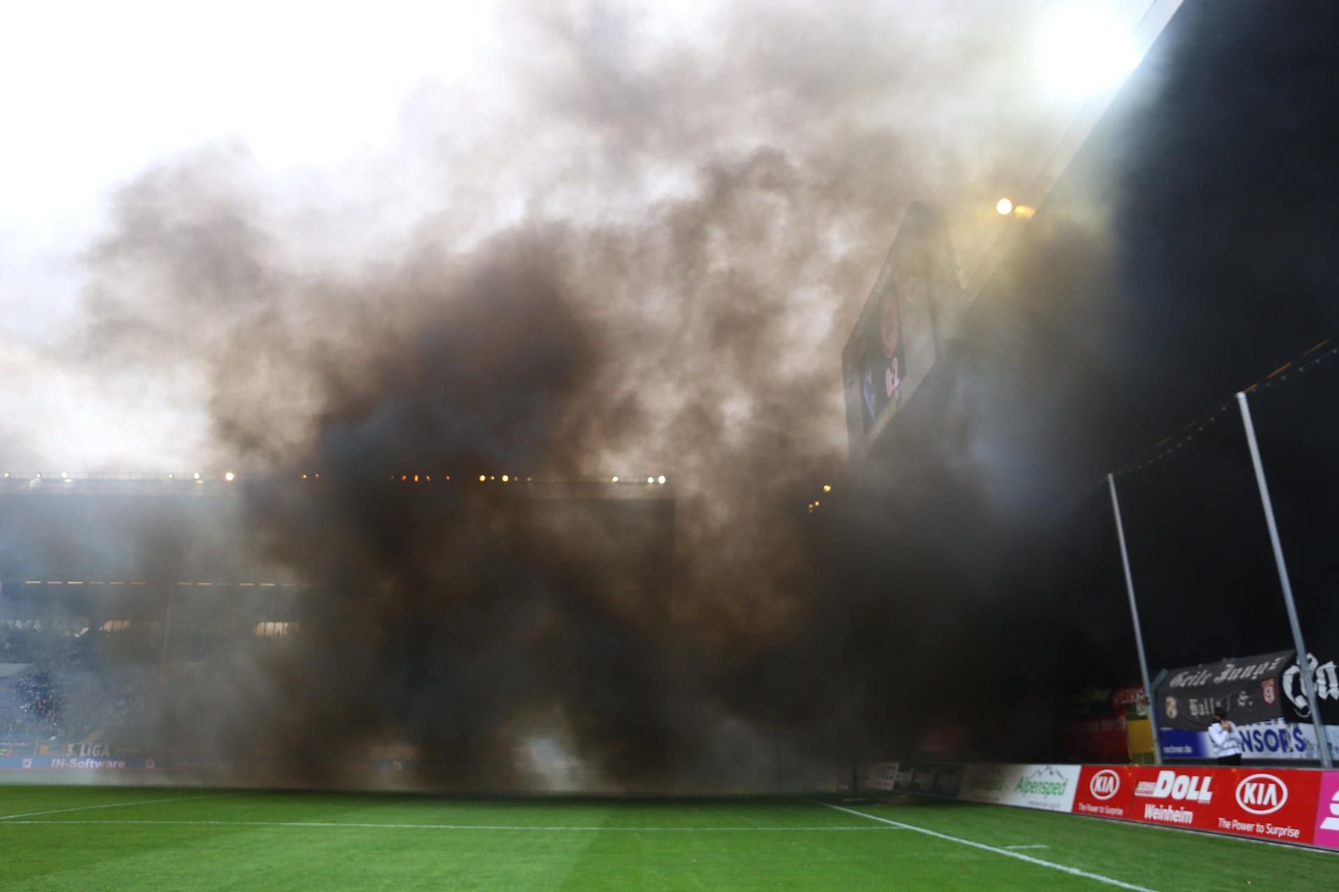 Schwarzer Rauch im HFC-Fanblock beim Auswärtssieg in Mannheim.
