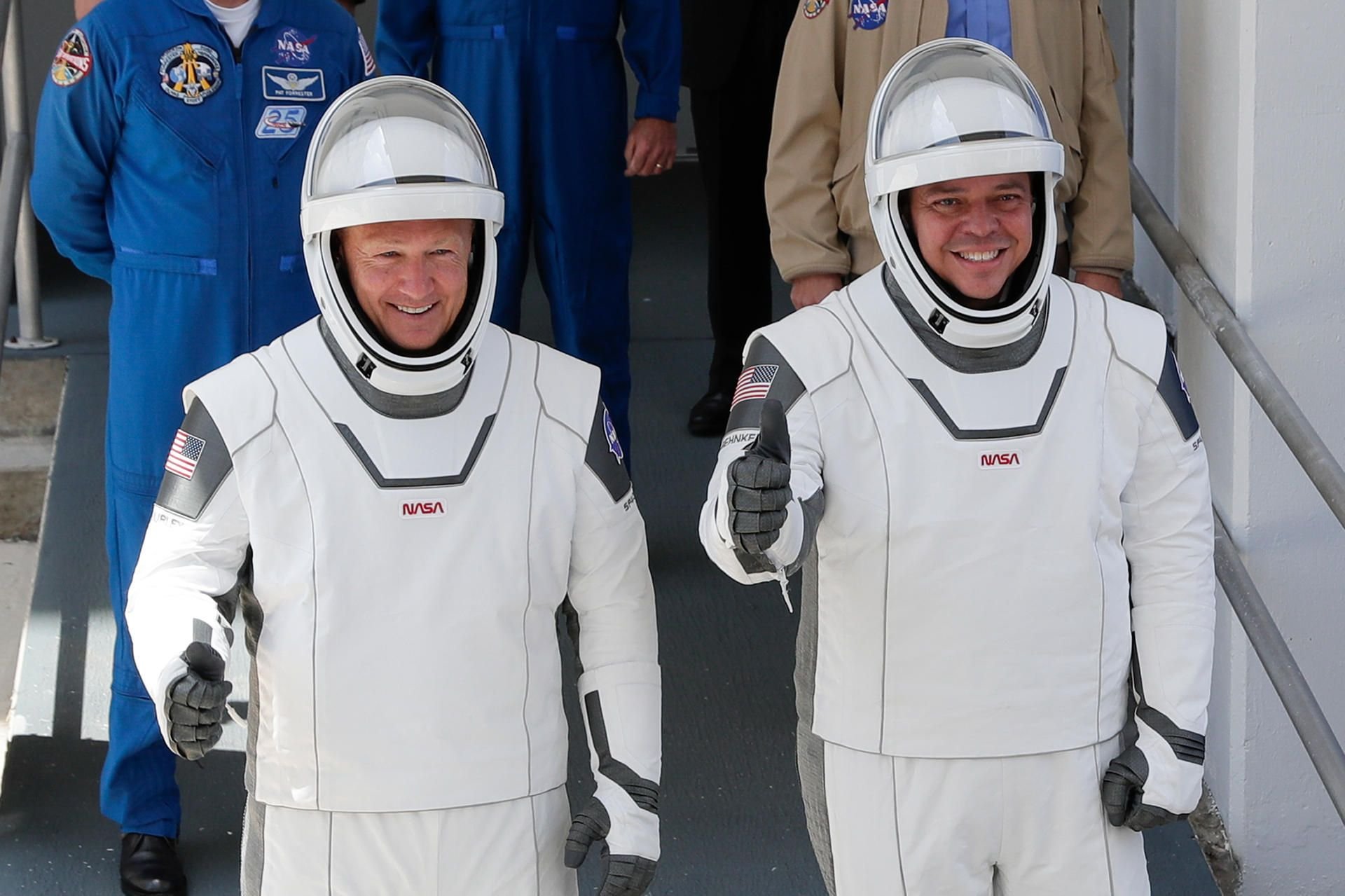 Douglas Hurley (l.) und Robert Behnken, hier vor ihrem Abflug, sind sicher wieder auf der Erde gelandet.