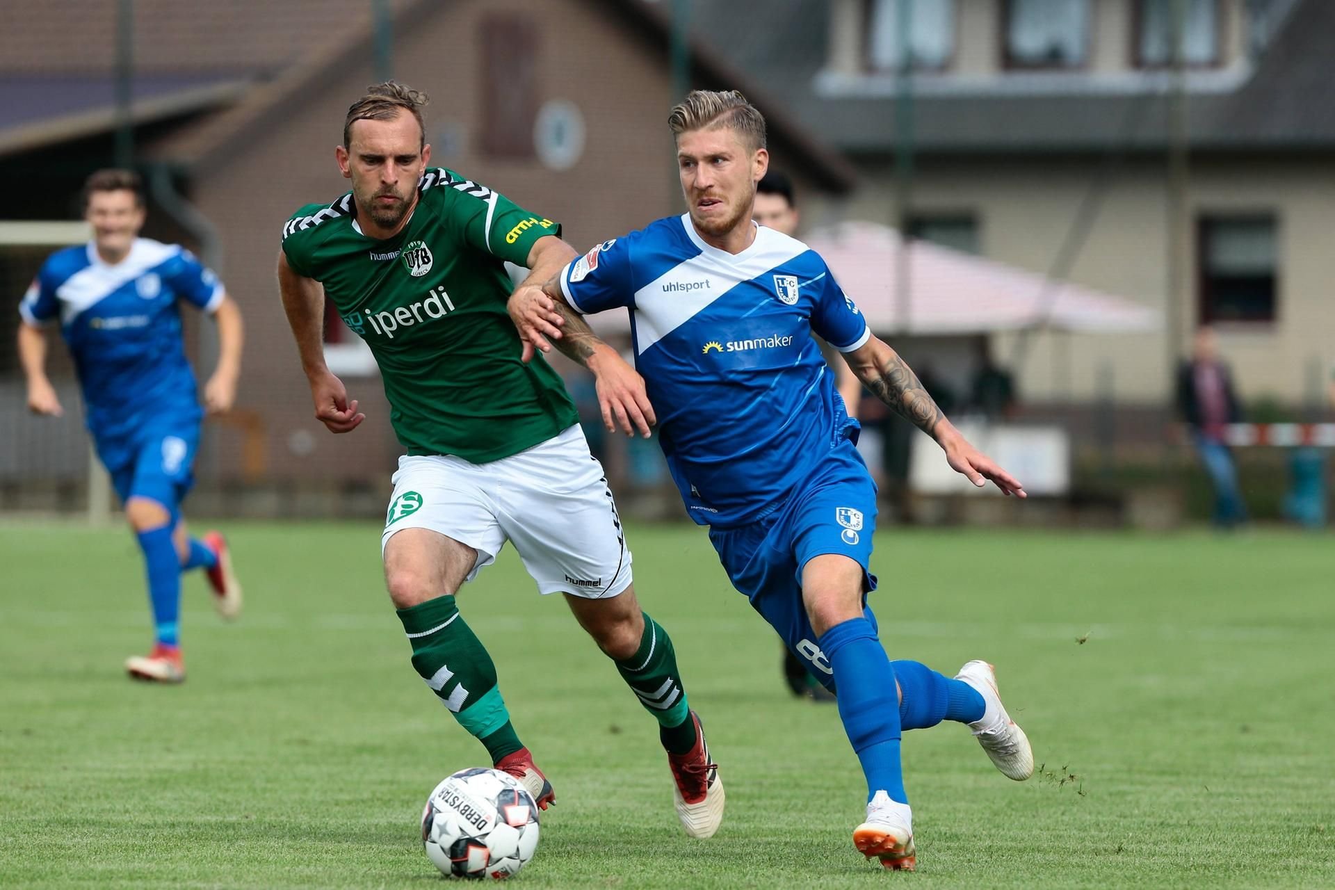 Magdeburgs Philip Türpitz (r.) im Laufduell mit Lübecks Daniel Halke.