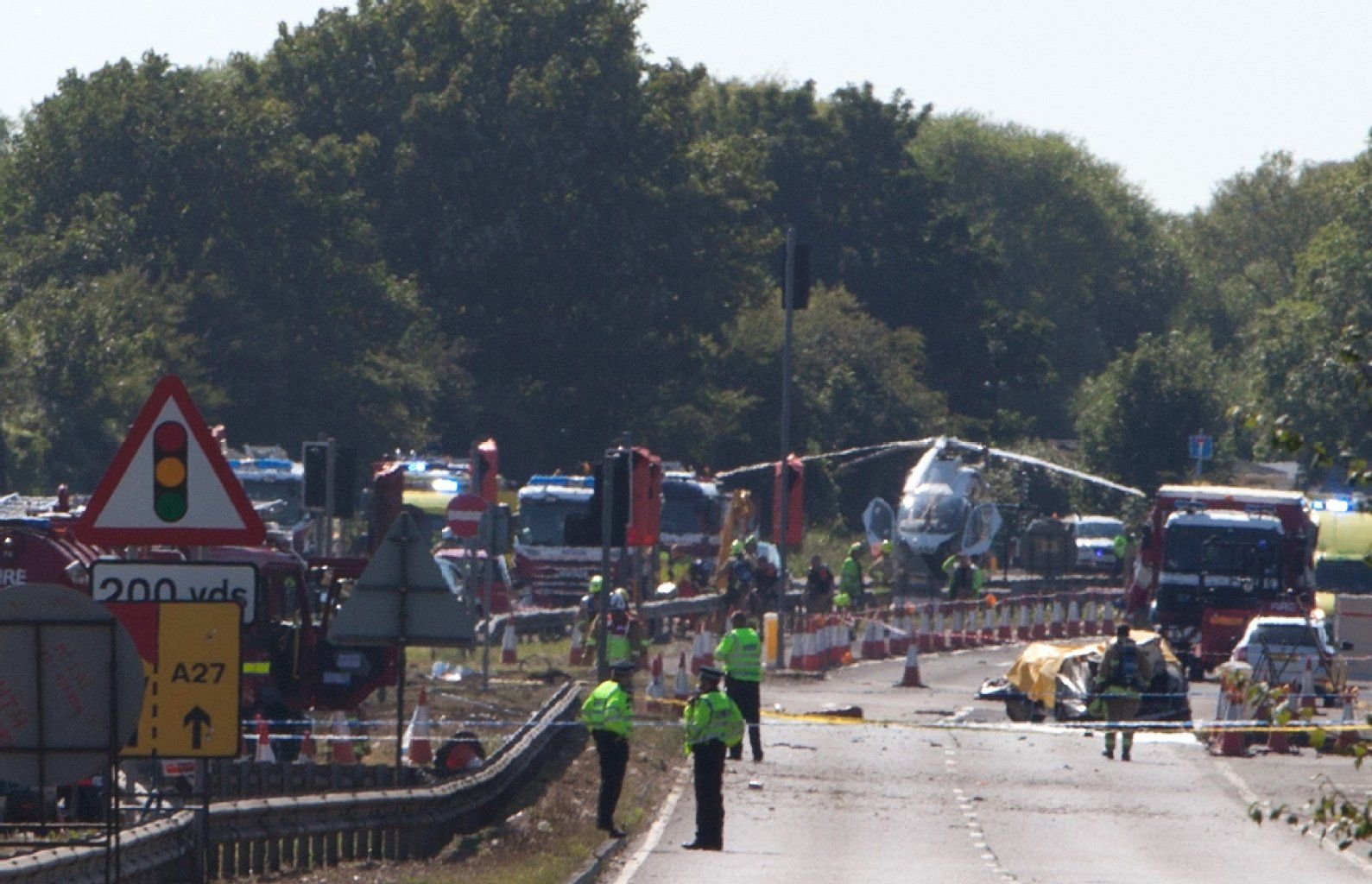 Polizei und Rettungskräfte sichern nach dem Flugzeugabsturz die Unfallstelle in Shoreham.