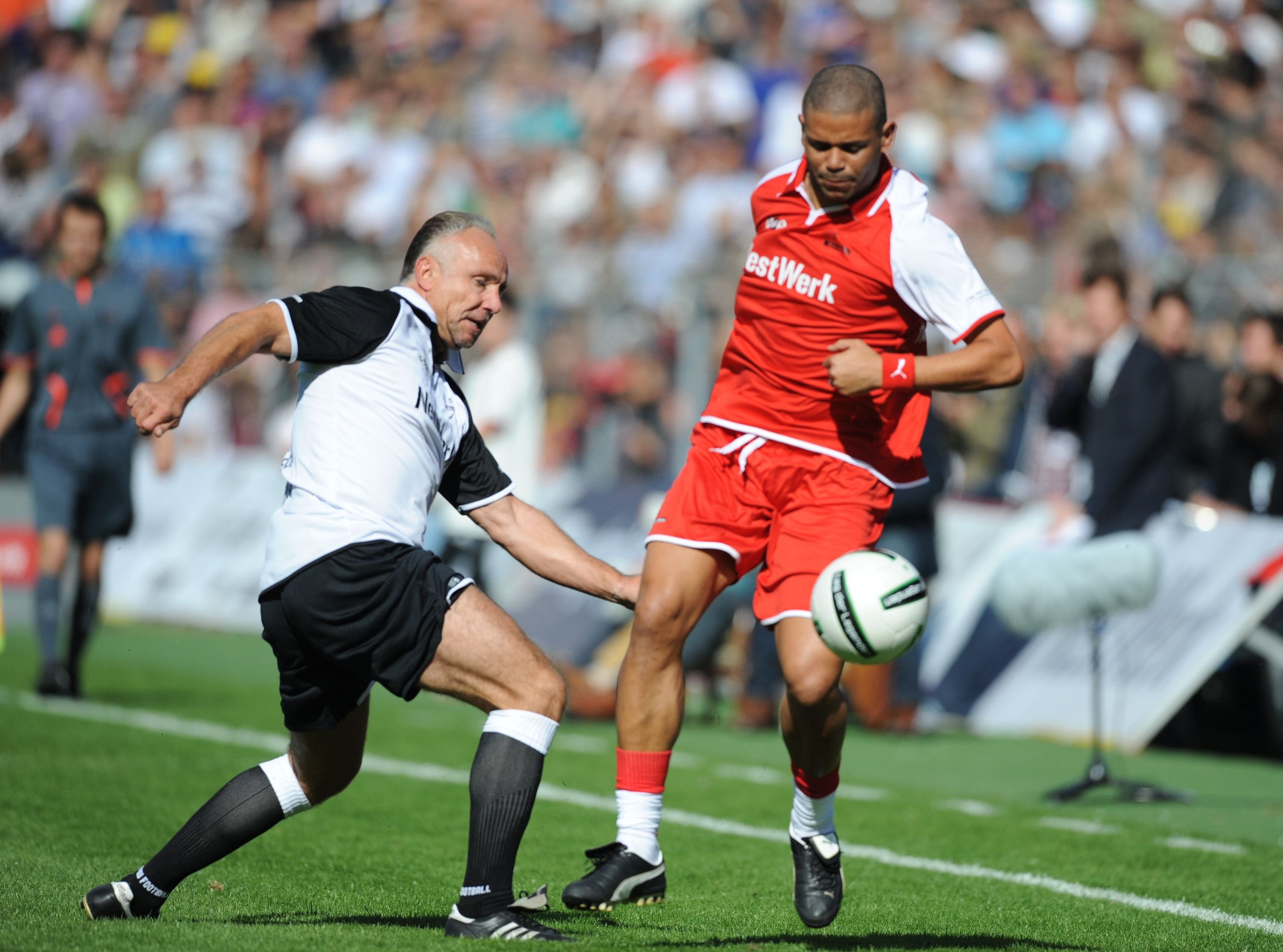 Michel Mazingu-Dinzey (rechts) während eines Benefizspiels im Jahr 2010