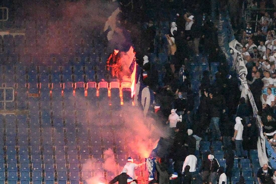 Eine brennende Blockfahne von Hertha BSC, die Rostocker Fans 2014 geklaut hatten, ließ die Situation eskalieren.