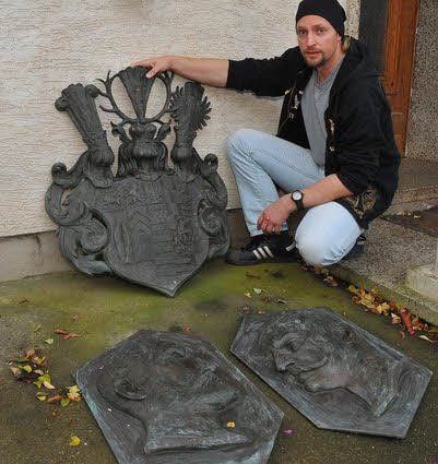 Steinmetz Michael Kleffel wird die Bronzetafeln wieder am Hirschdenkmal anbringen.