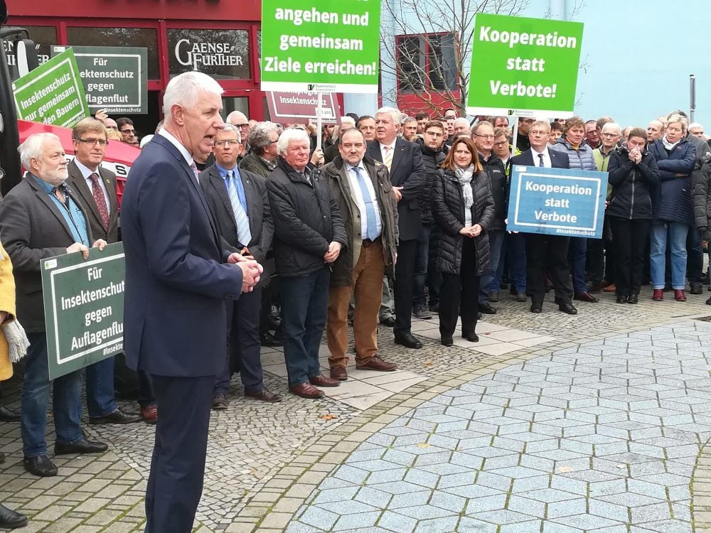 Die Teilnehmer der Kundgebung in Staßfurt fordern am Mittwoch von der Politik mehr Kooperation statt Verbote.