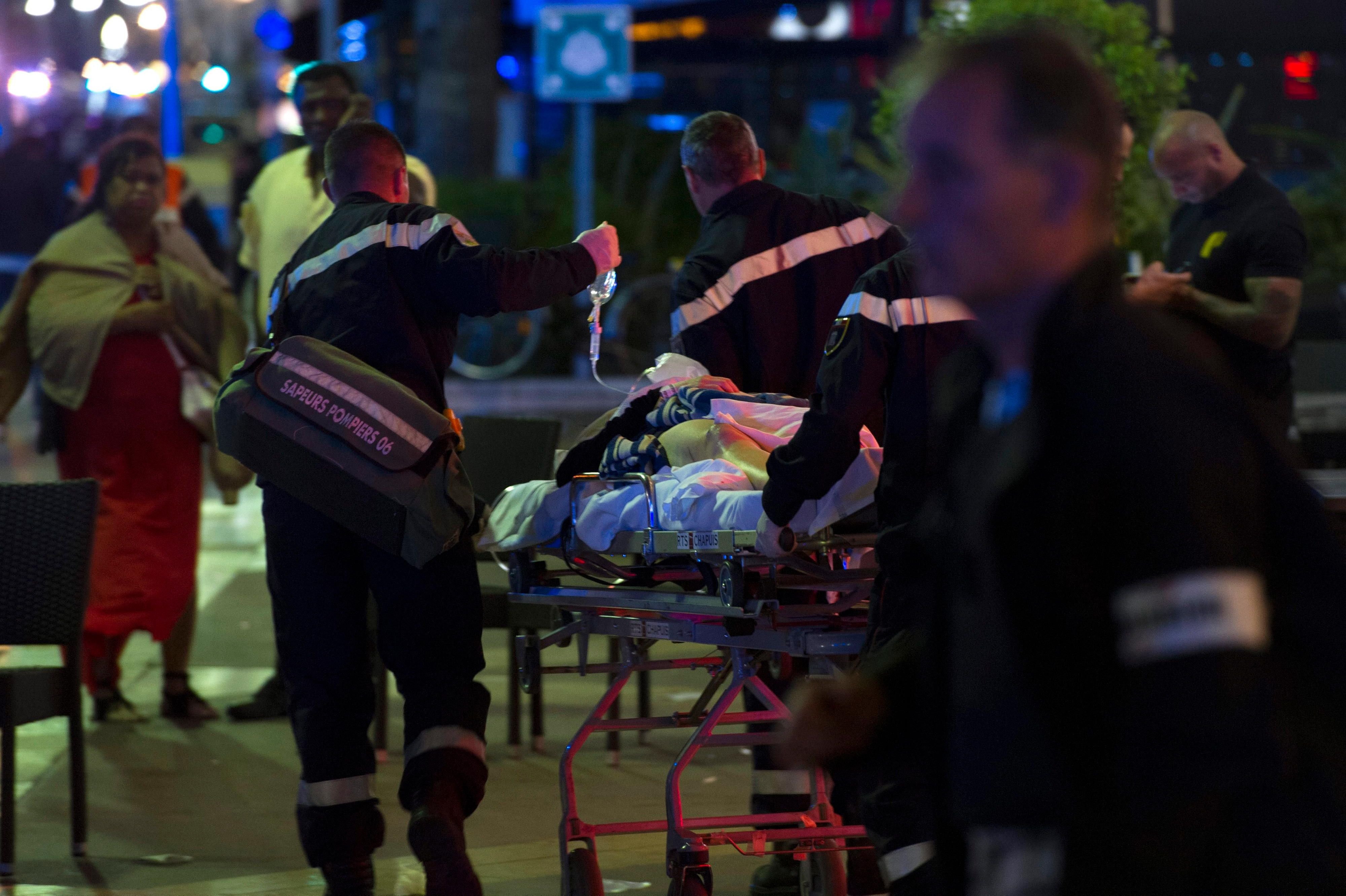 Sanitäter versorgen ein Anschlagsopfer in Nizza