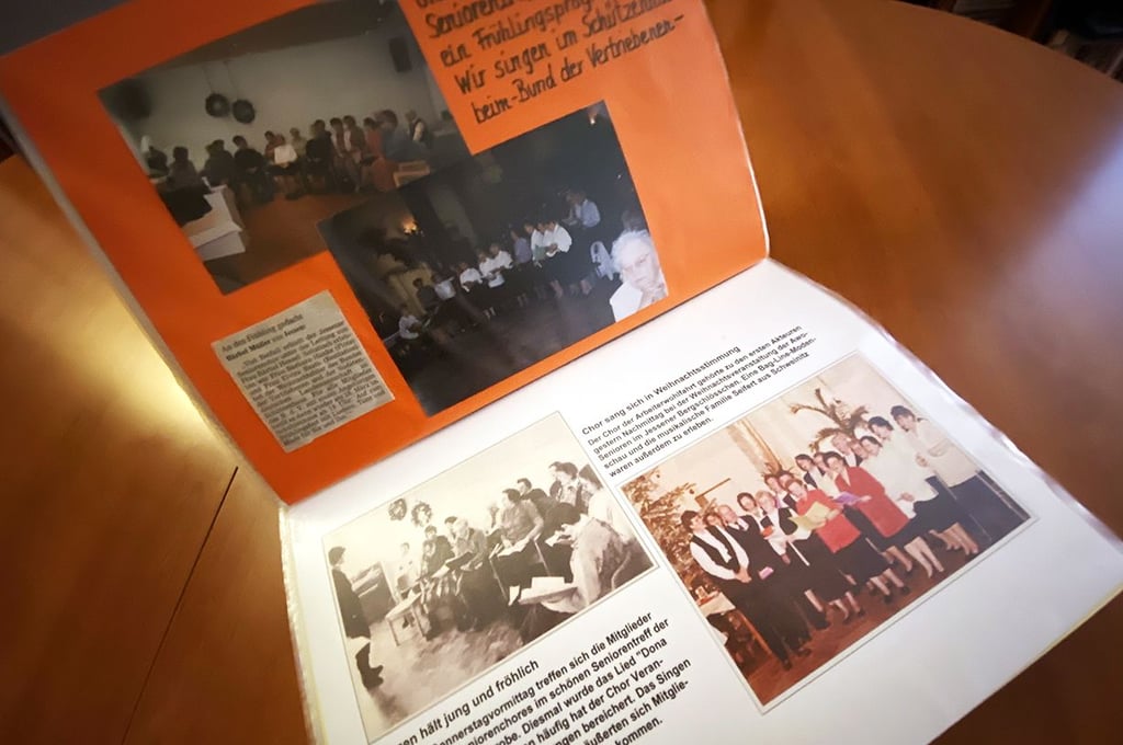 Ein recht dicker Ordner an Material über die fast 30-jährige Geschichte des Jessener Awo-Chores ist zusammengekommen.