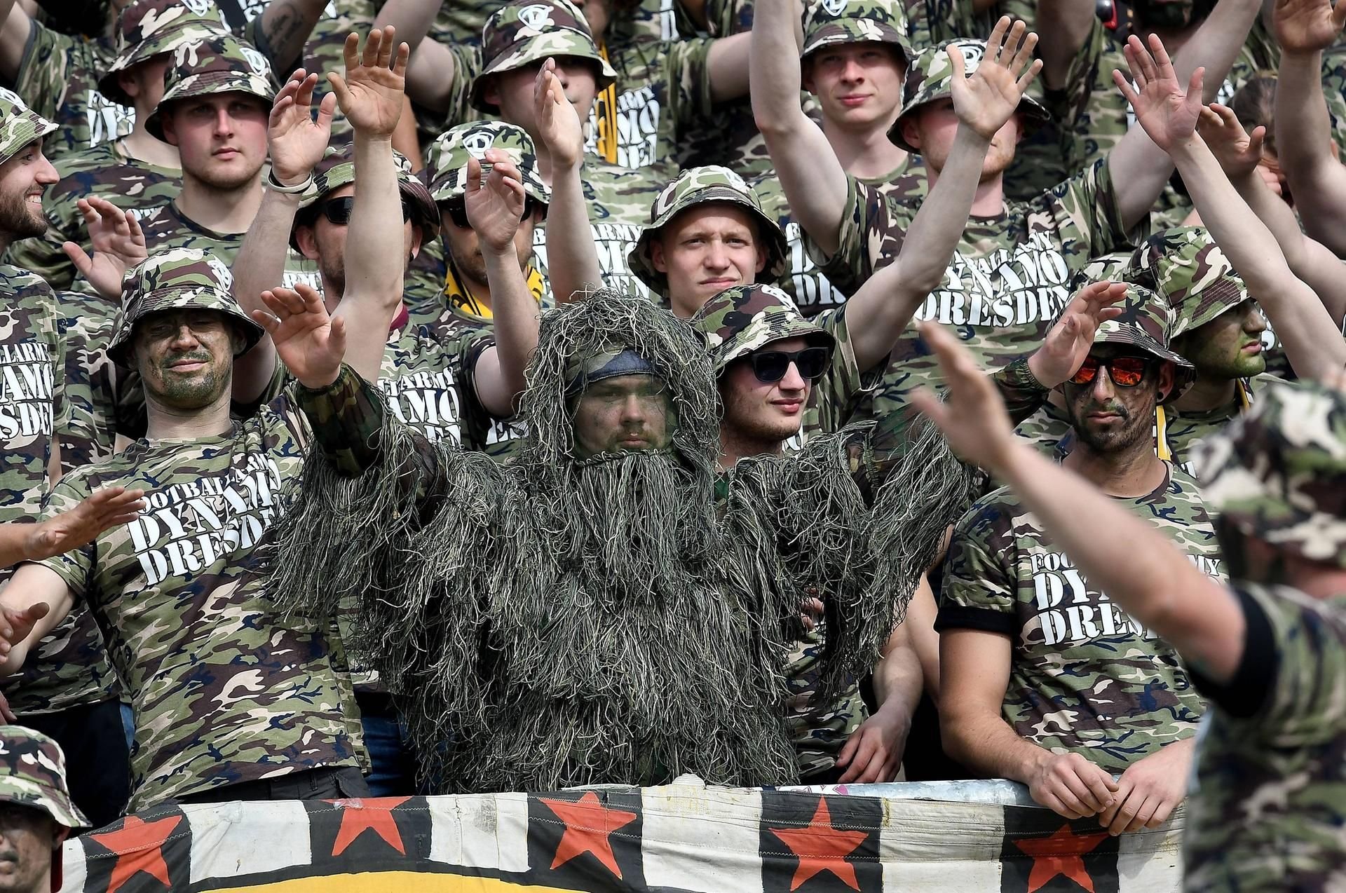 Dresdener Fans liefen im Militärlook in Karlsruhe auf.