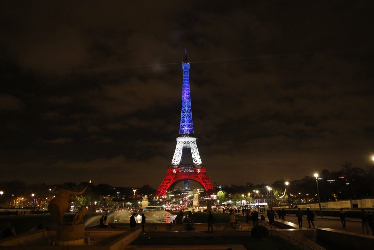 Der Eiffelturm in Paris ist in den Nationalfarben Frankreichs beleuchtet.