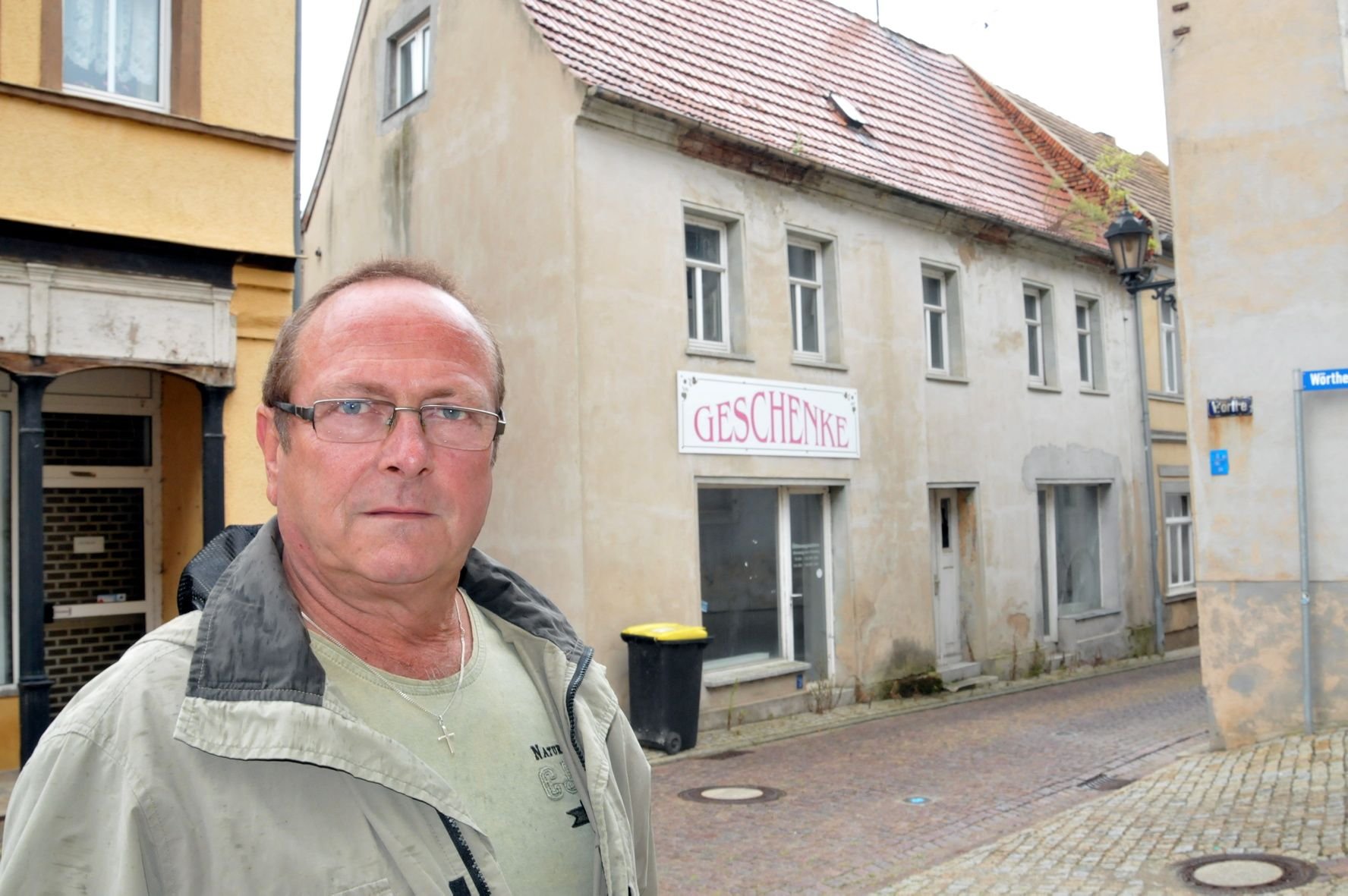 Reinhard Schinke, der Bürgermeister von Alsleben, steht vor einem der zahlreichen leerstehenden Häuser im Stadtzentrum.