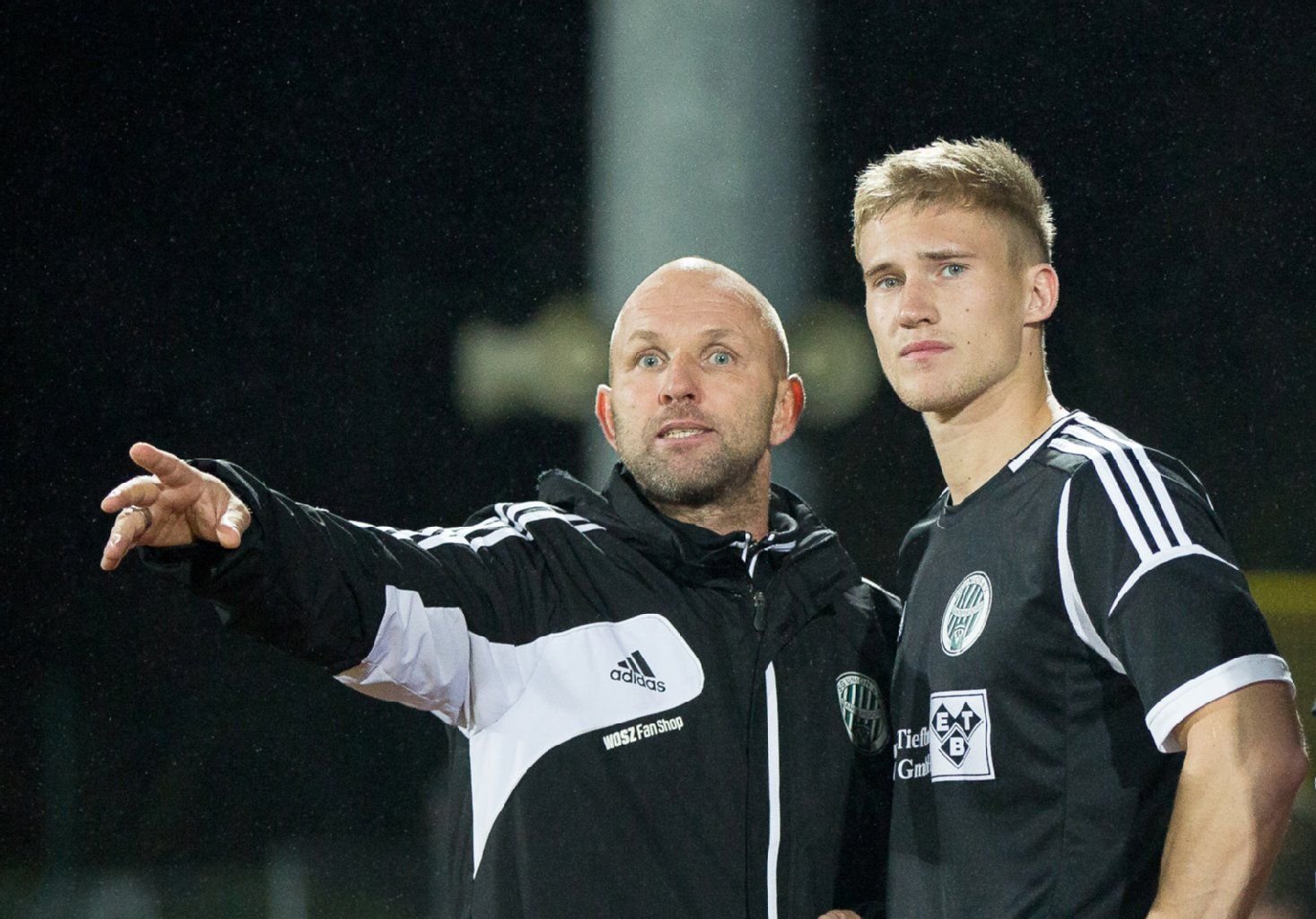Union-Coach Mike Sadlo (l.) und seine Mannschaft verloren das Derby gegen den VfL Halle 96 und haderten massiv mit dem Schiedsrichter.