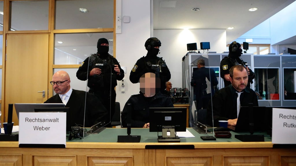 Stephan B. mit seinen Anwälten.