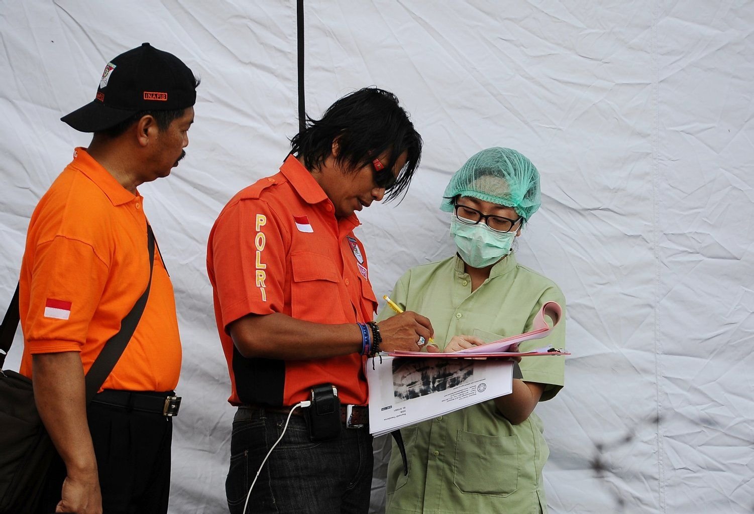 In Indonesien arbeitet man an der Identifizierung der Leichen.