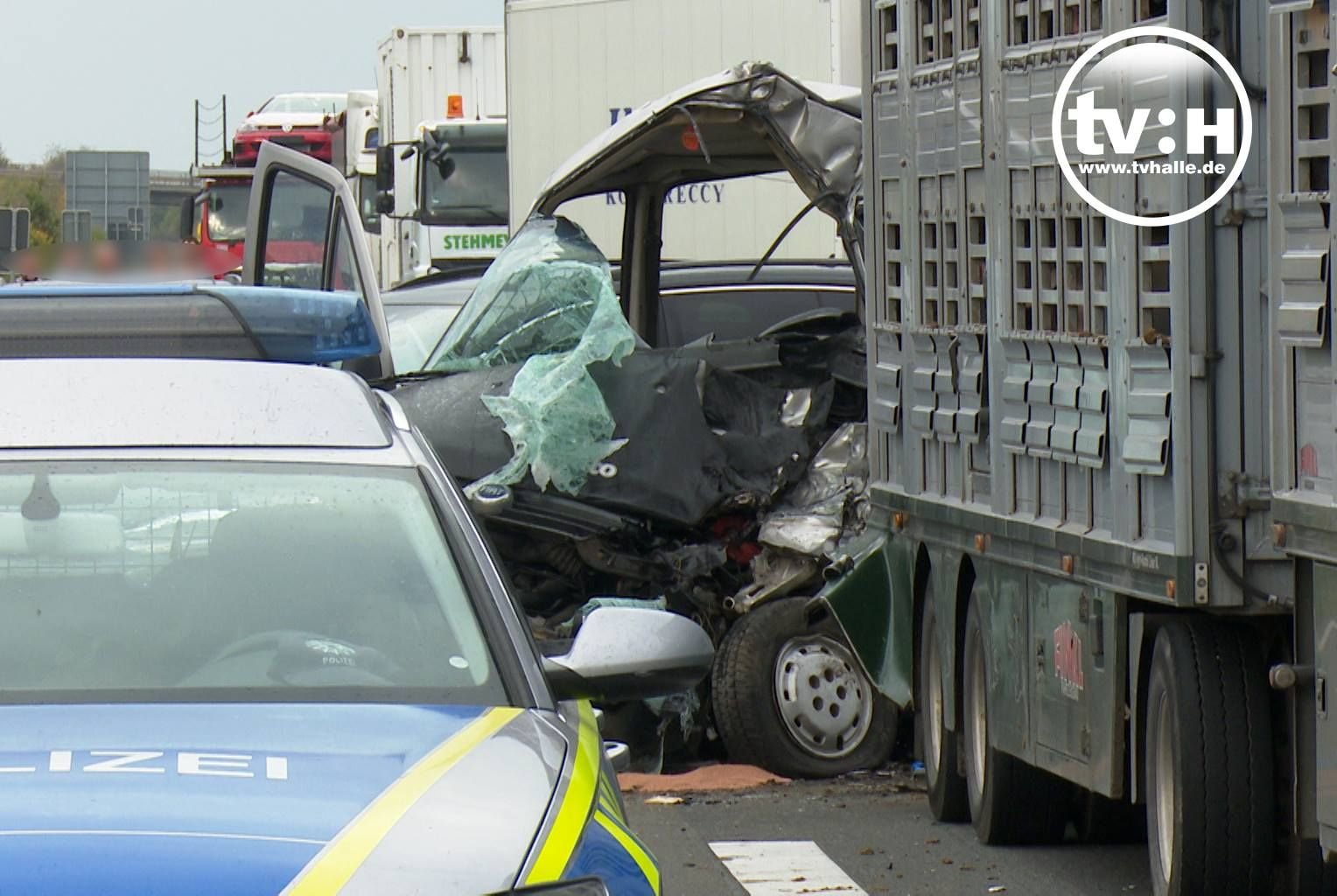 Auf der A14 bei Halle ist es am Freitag zu einem tödlichen Unfall gekommen.